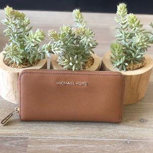 Michael Kors Jet Set Continental Zip Wallet